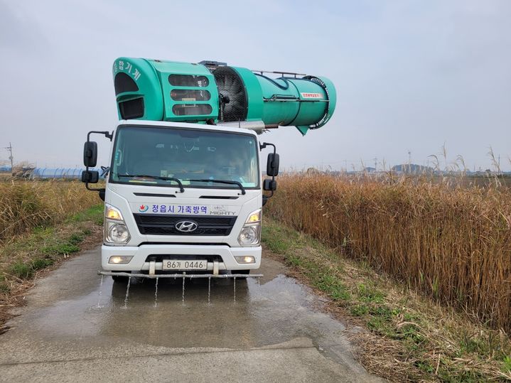 [정읍=뉴시스] 정읍시의 가축전염병 방제를 위한 광역방제기가 철새도래지 주변을 소독하고 있다. *재판매 및 DB 금지