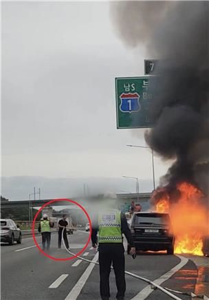 [부산=뉴시스] 지난 7일 휴가 중인 소방관이 부산의 한 고속도로에서 불이 난 차량을 발견하고 신속하게 초기 진압해 큰 피해를 막은 사실이 뒤늦게 알려졌다. (사진=부산소방재난본부 제공) 2024.10.15. photo@newsis.com *재판매 및 DB 금지