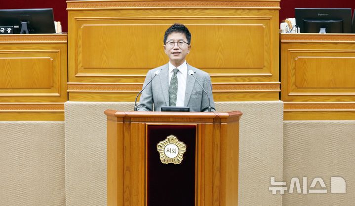 [안양=뉴시스] 허원구 안양시의회 의원이 ‘비산 노인 복지관’개관 지연은 부서간 컨트롤타워 부재 등 행정 시스템 구축에 문제가 있다고 발언하고 있다. (사진=안양시 의회 제공). *재판매 및 DB 금지