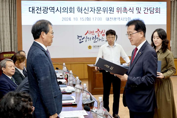 [대전=뉴시스] 조명휘 기자 = 조원휘 대전시의장이 15일 시의회 소통실에서 혁신자문위원들을 위촉하고 있다. (사진= 대전시의회 제공) 2024.10.15. photo@newsis.com *재판매 및 DB 금지