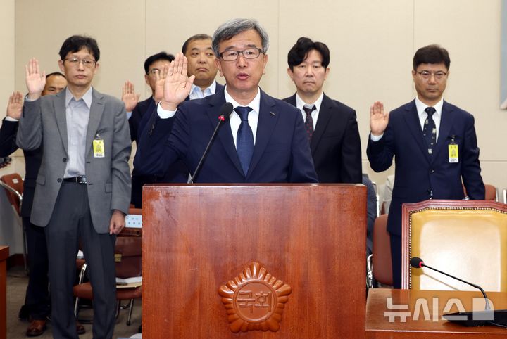 [서울=뉴시스] 조성봉 기자 = 정기환 한국마사회 회장이 15일 오전 서울 여의도 국회 과학기술정보방송통신위원회에서 열린 방송통신위원회, YTN 등에 대한 국정감사에서 증인선서를 하고 있다. 2024.10.15. suncho21@newsis.com