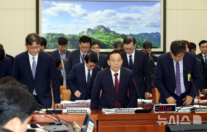 [서울=뉴시스] 조성봉 기자 = 김태기(가운데) 중앙노동위원회 위원장을 비롯한 참석자들이 지난해 10월 15일 오전 서울 여의도 국회 환경노동위원회에서 열린 경제사회노동위원회, 중앙노동위원회, 최저임금위원회 등에 대한 국정감사에서 증인선서를 마치고 자리에 앉고 있다. 앞줄 왼쪽부터 권기섭 경사노위 위원장, 김 중앙노동위 위원장, 이인재 최저임금위원회 위원장. 2024.10.15. suncho21@newsis.com