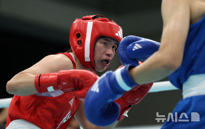 [김해=뉴시스] 김명년 기자 = 지난해 10월15일 오후 경남 김해시 김해학생실내체육관에서 열린 제105회 전국체육대회(전국체전) 복싱 여자 일반부 라이트급 4강 경기에서 파리올림픽 은메달리스트 임애지(홍)가 당시 올림픽 대표팀 동료 오연지(청)와 경기를 펼치고 있다. 2024.10.15. kmn@newsis.com