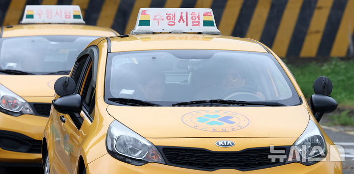 [서울=뉴시스] 추상철 기자 = 정부가 30일 발표한 경찰청 소관 '2026년 하반기부터 이렇게 달라집니다'에 따르면 다음 달 1일부터 개정 도로교통법 시행에 따라 무등록 유상운전교육 알선·광고 행위가 금지된다. 2024.10.15. scchoo@newsis.com