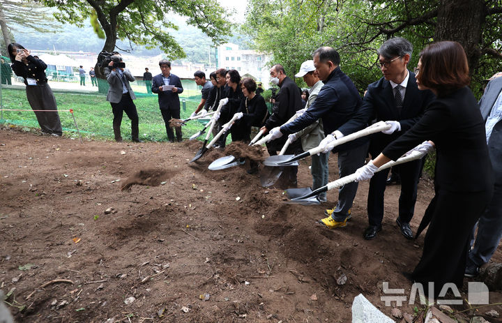 [고양=뉴시스] 전진환 기자 = 15일 실미도 부대 공작원 4명의 유해를 발굴하기 위한 개토제가 열린 경기도 고양시 덕양구 서울시립승화원 벽제리묘지에서 공작원들의 유족들이 발굴 예정 지역에서 시삽을 하고 있다 2024.10.15. amin2@newsis.com
