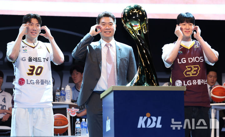 [서울=뉴시스] 김진아 기자 = 창원 LG 조상현 감독, 전성현, 두경민이 지난해 10월15일 서울 용산구 블루스퀘어에서 열린 2024-2025시즌 프로농구 개막 미디어데이&팬페스트에서 포즈를 취하고 있다. 2024.10.15. bluesoda@newsis.com