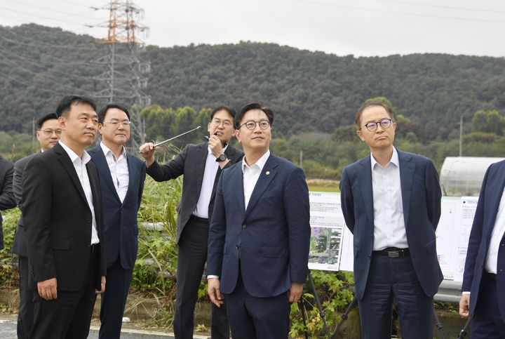 [서울=뉴시스] 김범석 기획재정부 차관이 15일 경기 용인시 삼성전자 국가산단 부지를 방문해 국가산단 부지 설명 및 조성 상황 브리핑을 듣고 있다. (사진=기획재정부 제공) 2024.10.15. photo@newsis.com *재판매 및 DB 금지