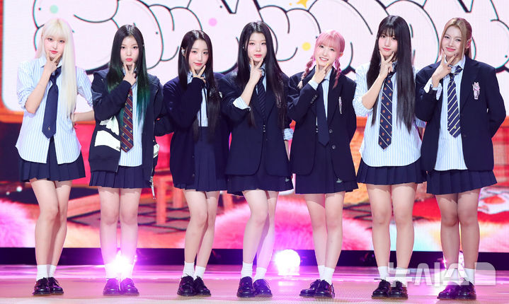 [서울=뉴시스] 김혜진 기자 = 그룹 세이마이네임(왼쪽부터 소하, 승주 , 메이, 도희, 히토미, 준휘, 카니)가 15일 오후 서울 강서구 SBS 공개홀에서 열린 데뷔 앨범 '세이 마이 네임' 쇼케이스에서 포즈를 취하고 있다.타이틀곡 '웨이브웨이'는 키치한 멜로디와 희망적인 메시지를 담은 가사가 인상적인 곡이다. 2024.10.15. jini@newsis.com