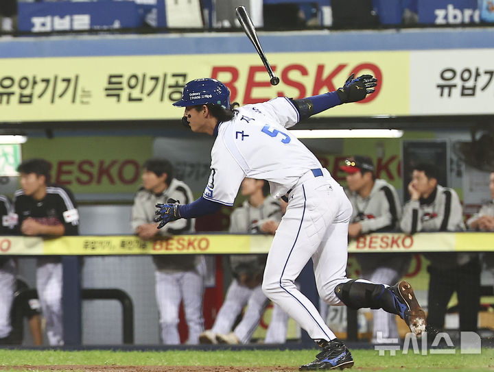 [대구=뉴시스] 김근수 기자 = 15일 오후 대구 수성구 삼성라이온즈파크에서 열린 2024 KBO 포스트시즌 플레이오프 2차전 LG 트윈스와 삼성 라이온즈의 경기, 1회말 2사 주자 없는 상황에서 삼성 구자욱이 안타를 치고 있다. 2024.10.15. ks@newsis.com