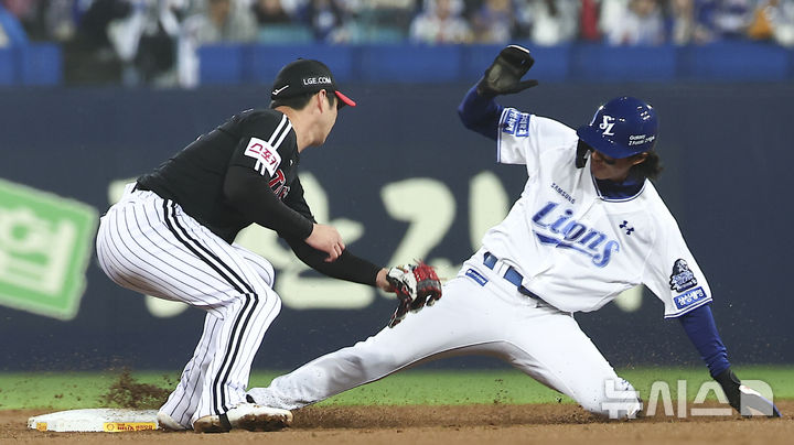 [대구=뉴시스] 김근수 기자 = 15일 오후 대구 수성구 삼성라이온즈파크에서 열린 2024 KBO 포스트시즌 플레이오프 2차전 LG 트윈스와 삼성 라이온즈의 경기, 1회말 2사 주자 없는 상황에서 1루 주자 삼성 구자욱이 2루 도루에 성공하고 있다. 2024.10.15. ks@newsis.com