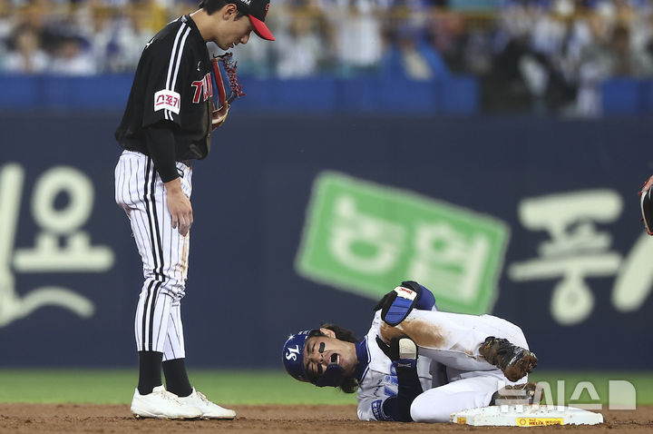 [대구=뉴시스] 김근수 기자 = 15일 오후 대구 수성구 삼성라이온즈파크에서 열린 2024 KBO 포스트시즌 플레이오프 2차전 LG 트윈스와 삼성 라이온즈의 경기, 1회말 2사 주자 없는 상황에서 1루 주자 삼성 구자욱이 2루 도루에 성공한 뒤 고통을 호소 하고 있다. 2024.10.15. ks@newsis.com