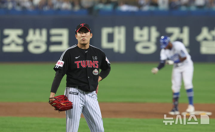 [대구=뉴시스] 김금보 기자 = 15일 오후 대구 수성구 삼성라이온즈파크에서 열린 2024 KBO 포스트시즌 플레이오프 2차전 LG 트윈스와 삼성 라이온즈의 경기, 1회말 2사 2루 LG 선발 손주영이 삼성 디아즈에게 1타점 2루타를 맞고 아쉬워하고 있다. 2024.10.15. kgb@newsis.com