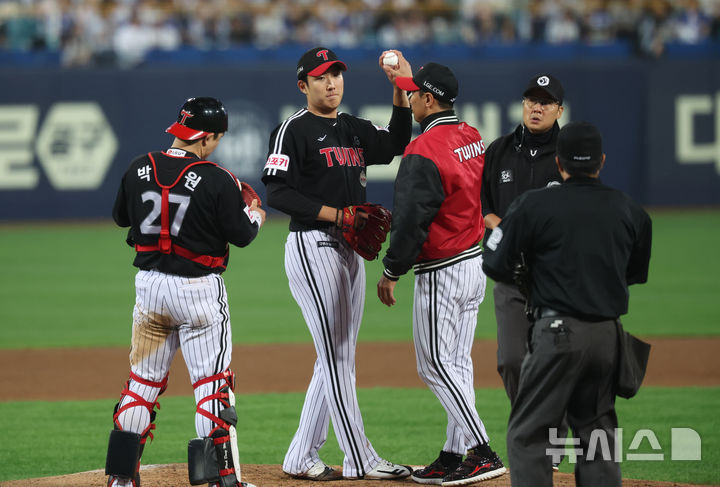 [대구=뉴시스] 김금보 기자 = 15일 오후 대구 수성구 삼성라이온즈파크에서 열린 2024 KBO 포스트시즌 플레이오프 2차전 LG 트윈스와 삼성 라이온즈의 경기, 5회말 1사 1루 LG 선발 손주영이 교체되고 있다. 2024.10.15. kgb@newsis.com