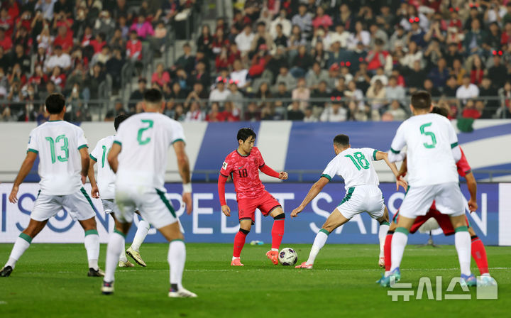 [용인=뉴시스] 홍효식 기자 = 15일 경기도 용인미르스타디움에서 열린 2026 북중미 월드컵 아시아 지역 3차 예선 B조 4차전 대한민국과 이라크의 경기에서 이강인이 패스할 곳을 찾고 있다. 2024.10.15. yesphoto@newsis.com