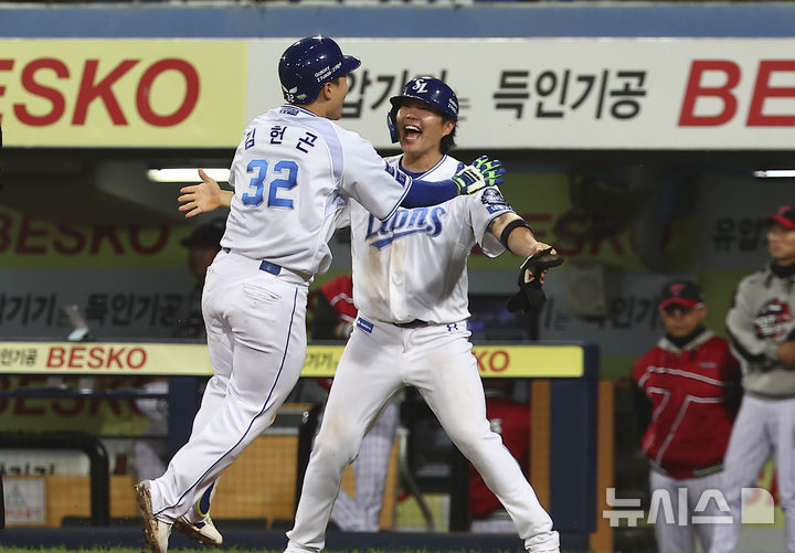 [대구=뉴시스] 김근수 기자 = 15일 오후 대구 수성구 삼성라이온즈파크에서 열린 2024 KBO 포스트시즌 플레이오프 2차전 LG 트윈스와 삼성 라이온즈의 경기, 5회말 2사 주자 1루 상황에서 삼성 김헌곤이 투런 홈런을 치고 류지혁과 기뻐하고  있다. 2024.10.15. ks@newsis.com