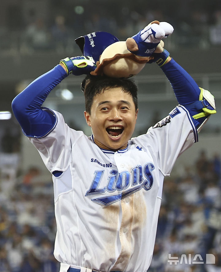 [대구=뉴시스] 김근수 기자 = 15일 오후 대구 수성구 삼성라이온즈파크에서 열린 2024 KBO 포스트시즌 플레이오프 2차전 LG 트윈스와 삼성 라이온즈의 경기, 5회말 2사 주자 1루 상황에서 삼성 김헌곤이 투런 홈런을 치고 기뻐하고&nbsp; 있다. 2024.10.15. ks@newsis.com