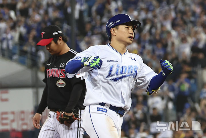 [대구=뉴시스] 김근수 기자 = 15일 오후 대구 수성구 삼성라이온즈파크에서 열린 2024 KBO 포스트시즌 플레이오프 2차전 LG 트윈스와 삼성 라이온즈의 경기, 7회말 1사 주자 1루 상황에서 삼성 김헌곤이 홈런을 치고 베이스를 돌고 있다. 2024.10.15. ks@newsis.com