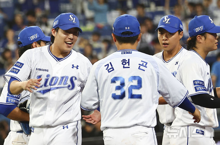 [대구=뉴시스] 김근수 기자 = 15일 오후 대구 수성구 삼성라이온즈파크에서 열린 2024 KBO 포스트시즌 플레이오프 2차전 LG 트윈스와 삼성 라이온즈의 경기, 7회초 2사 주자 2,3루 상황에서 삼성 두번째 투수 김윤수가 무실점으로 이닝을 종료한 뒤 원태인, 김헌곤과 기뻐하고 있다. 2024.10.15. ks@newsis.com