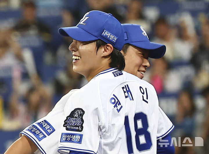 [대구=뉴시스] 김근수 기자 = 15일 오후 대구 수성구 삼성라이온즈파크에서 열린 2024 KBO 포스트시즌 플레이오프 2차전 LG 트윈스와 삼성 라이온즈의 경기, 7회초 2사 주자 2,3루 상황에서 삼성 두번째 투수 김윤수가 무실점으로 이닝을 종료한 뒤 원태인과 기뻐하고 있다. 2024.10.15. ks@newsis.com