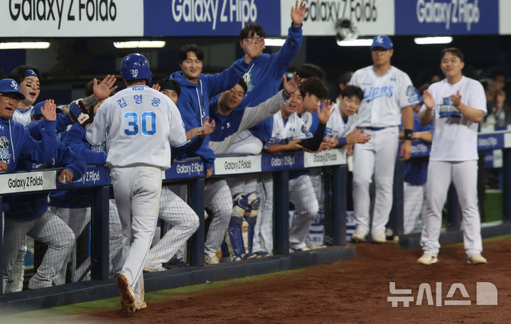 [대구=뉴시스] 김금보 기자 = 15일 오후 대구 수성구 삼성라이온즈파크에서 열린 2024 KBO 포스트시즌 플레이오프 2차전 LG 트윈스와 삼성 라이온즈의 경기, 8회말 2사 1,2루 삼성 김성윤 1루타 때 2루 주자 김영웅이 득점하고 동료들과 기뻐하고 있다.2024.10.15. kgb@newsis.com