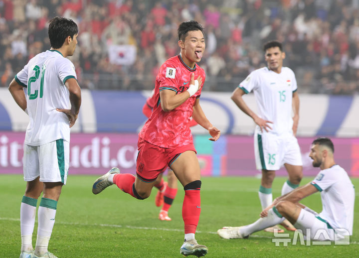 [용인=뉴시스] 황준선 기자 = 15일 경기도 용인미르스타디움에서 열린 2026  북중미 월드컵 아시아 지역 3차 예선 B조 4차전 대한민국과 이라크의 경기, 후반 한국 오현규가 팀의 두 번째 골을 넣은 뒤 기뻐하고 있다. 2024.10.15. hwang@newsis.com