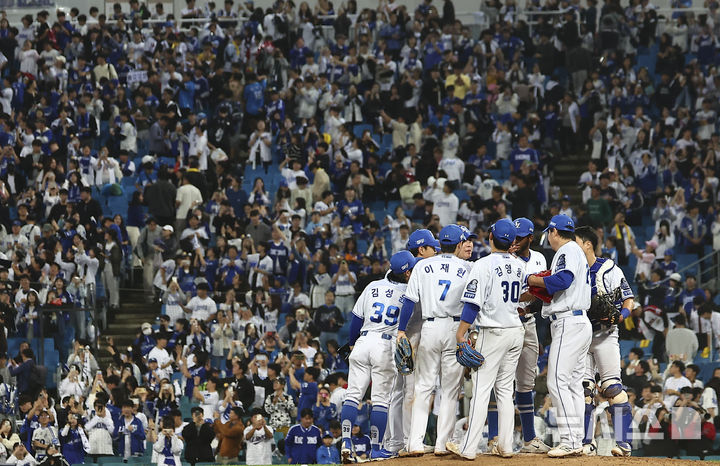 [대구=뉴시스] 김근수 기자 = 15일 오후 대구 수성구 삼성라이온즈파크에서 열린 2024 KBO 포스트시즌 플레이오프 2차전 LG 트윈스와 삼성 라이온즈의 경기에서 10-5로 승리한 삼성 라이온즈 선수들이 기뻐하고 있다. 2024.10.15. ks@newsis.com