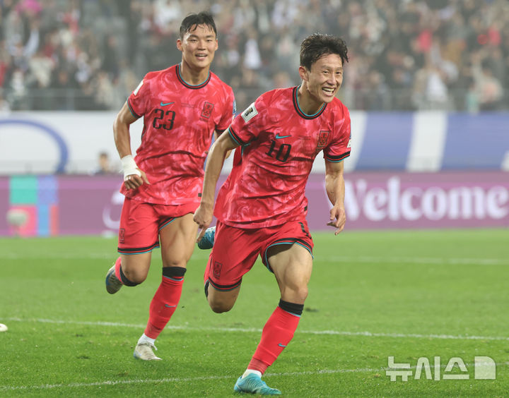 [용인=뉴시스] 황준선 기자 = 15일 경기도 용인미르스타디움에서 열린 2026  북중미 월드컵 아시아 지역 3차 예선 B조 4차전 대한민국과 이라크의 경기, 후반 한국 이재성이 팀의 세 번째 골을 넣은 뒤 기뻐하고 있다. 2024.10.15. hwang@newsis.com