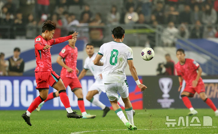 [용인=뉴시스] 홍효식 기자 = 15일 경기도 용인미르스타디움에서 열린 2026 북중미 월드컵 아시아 지역 3차 예선 B조 4차전 대한민국과 이라크의 경기에서 후반 투입된 이승우가 볼을 드리블하고 있다. 2024.10.15. yesphoto@newsis.com