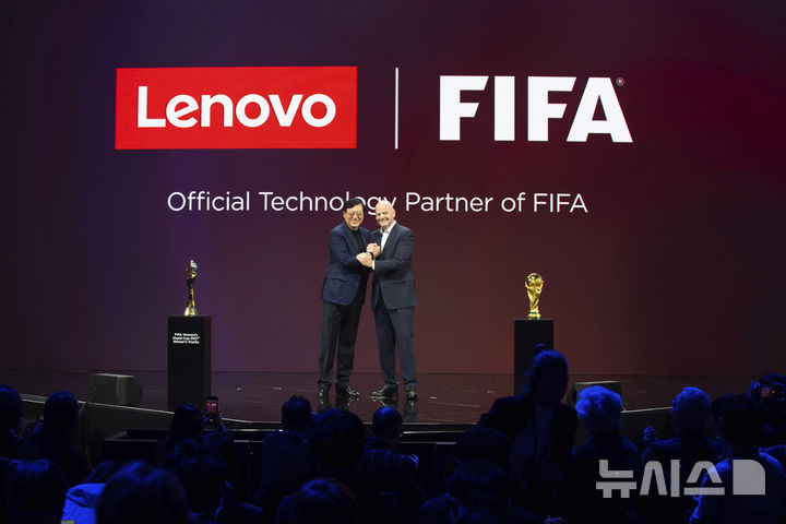 [시애틀=AP/뉴시스] '레노보 테크 월드'(Lenovo Tech World) 행사에서 양위안칭 레노보 CEO가 지아니 인판티노 FIFA 회장과 함께 무대에 섰다. 이날 행사에서 레노보는 'FIFA 공식 기술 파트너'로 선정됐다는 내용을 발표했다. 2024.10.15.