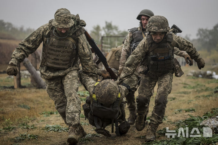 [AP/뉴시스] 우크라이나 신병들이 지난해 10월 도네츠크주의 한 훈련장에서 전술 훈련을 받고 있다. 2025.01.31.