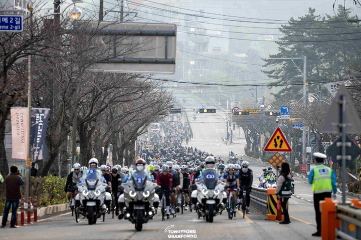 [통영=뉴시스] 신정철 기자= 통영시는 자전거 동호인들의 대축제 '2024 통영 그란폰도 대회'가 오는 19일 도남동 트라이애슬론 광장 및 통영시 일원에서 개최한다.사진은 지난해 대회 출발 모습.(사진=통영시 제공).2024.10.16. photo@newsis.com *재판매 및 DB 금지