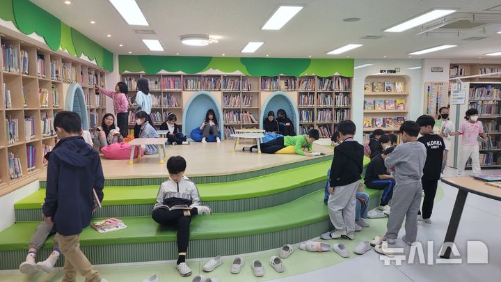 [서울=뉴시스] 독서하는 초등학생들 모습. 본 기사와 직접 관련 없음. (사진=문화체육관광부 제공) photo@newsis.com *재판매 및 DB 금지