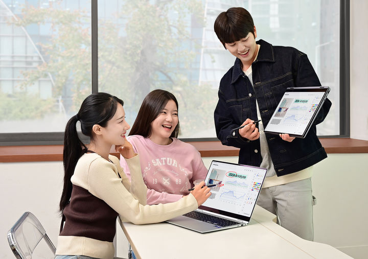 [서울=뉴시스]삼성전자 모델이 강력한 AI PC 경험을 제공하는 '갤럭시 북5 Pro 360'을 사용하고 있다. (사진=삼성전자 제공) 2024.10.16. photo@newsis.com *재판매 및 DB 금지