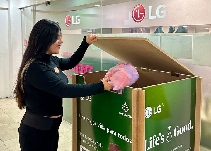 [서울=뉴시스]사진은 멕시코법인 사무실에 설치된 수거 박스에 시민이 헌옷을 기부하는 모습. (사진=LG전자 제공) 2024.10.16. photo@newsis.com *재판매 및 DB 금지