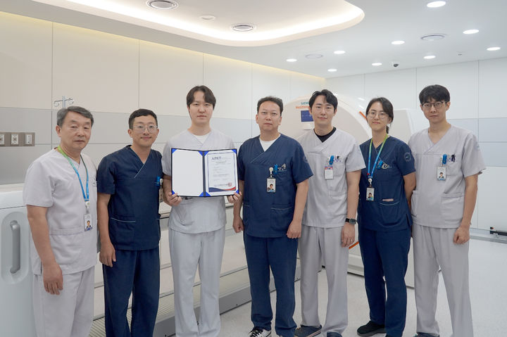 [양산=뉴시스] 안지율 기자 = 양산부산대병원 핵의학기술팀 방사선사. (사진=양산부산대병원 제공) 2024.10.16. photo@newsis.com *재판매 및 DB 금지