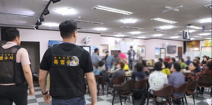 [제주=뉴시스] 제주도 자치경찰단이 노인을 상대로 건강기능식품 등을 판매해 부당이득을 취한 이른바 '떴다방'에 대해 압수, 수색을 하고 있다. (사진=제주도 자치경찰단 제공) 2024.10.16. photo@newsis.com *재판매 및 DB 금지
