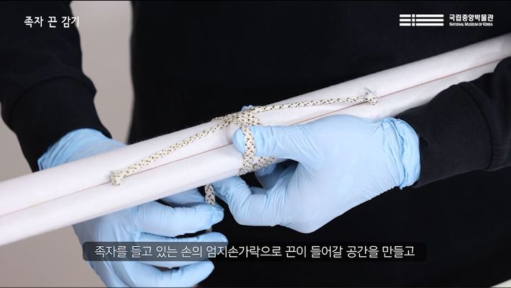 [서울=뉴시스] 족자 다루기: 족자 끈 풀기와 감기 메뉴얼 영상 (사진=국립중앙박물관 제공) 2024.10.16. photo@newsis.com *재판매 및 DB 금지