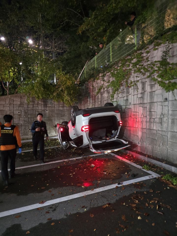 [울산=뉴시스] 전날 오후 10시 32분쯤 울산 중구 종가로에서 성안동 방향으로 A씨가 몰던 SUV가 약 4m 아래 울산경찰청 주차장으로 추락했다. (울산경찰청 제공)   *재판매 및 DB 금지