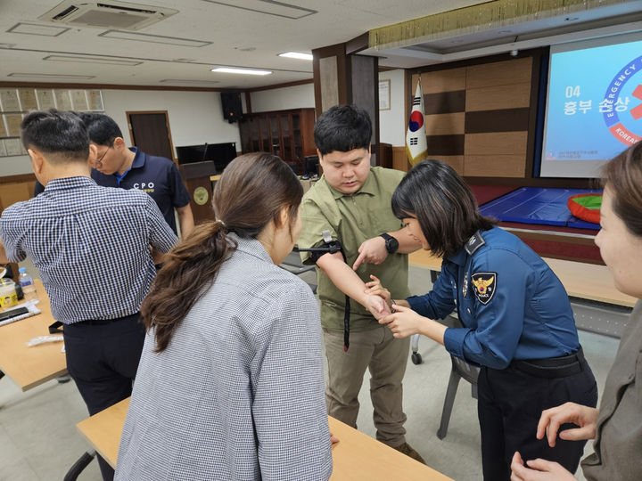 [서울=뉴시스]지난 15일 강북경찰서에서 응급처치 교육이 진행되고 있다. 2024.10.16. (사진=강북구 제공) *재판매 및 DB 금지