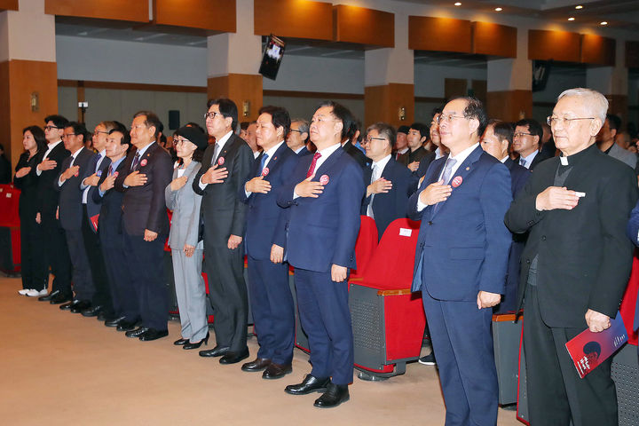 [창원=뉴시스] 강경국 기자 = 이상민 행정안전부 장관, 최수용 부마민주항쟁진상 규명 및 관련자명예회복심의위원회 위원장, 박형준 부산시장, 박완수 경남도지사, 홍남표 창원시장 등이 16일 부산시청 대강당에서 개최된 제45주년 부마민주항쟁 정부기념식에 참석하고 있다. (사진=창원시청 제공). 2024.10.16. photo@newsis.com *재판매 및 DB 금지