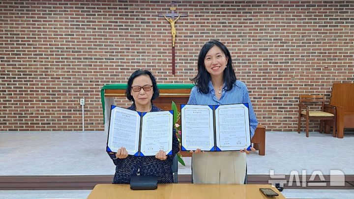 [부천=뉴시스] 정일형 기자 = 가톨릭대 사회적가치실현센터장(오른쪽)과 박영복 서울가톨릭시각장애인선교회 대표. (사진은 가톨릭대 제공)