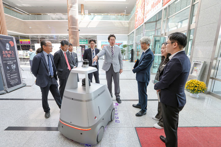 원주천 자율주행 순찰로봇. *재판매 및 DB 금지