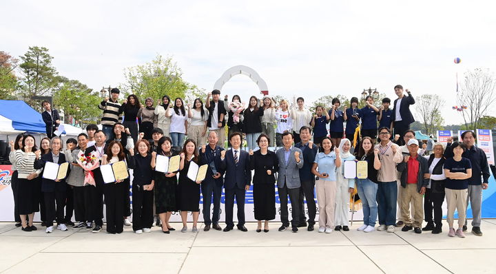 [진주=뉴시스] 개천예술제 '제17회 전국 가장행렬 경진대회' 시상식. (사진=진주시 제공) 2024.10.16. photo@newsis.com *재판매 및 DB 금지