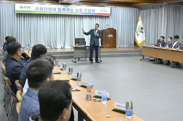 [순창=뉴시스] 지난 15일 순청군청에서 열린 '사회단체와 함께하는 소통 간담회'에서 최영일 군수가 정부 긴축재정으로 인한 군의 내년도 지방보조금 편성방향에 대해 설명하고 있다. *재판매 및 DB 금지