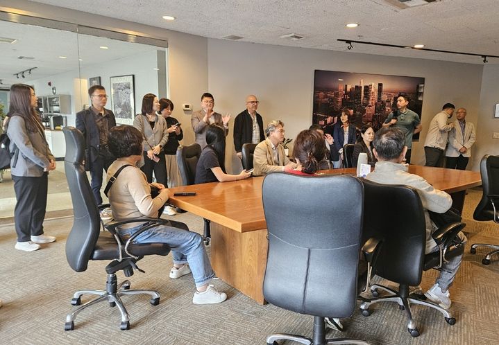 지난 15일에 로스앤젤레스에서 LA 센터 스튜디오를 방문한 경북도 관계자들. (사진=경북도 제공) 2024.10.16 *재판매 및 DB 금지