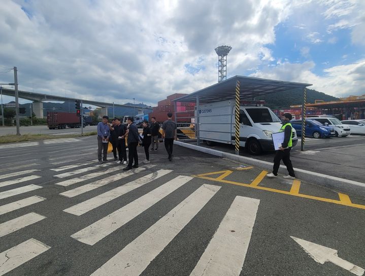 [부산=뉴시스] 부산항 신항 4부두 인근 도로 신호체계 개선 등을 위한 현장 실사가 진행되고 있다. (사진=부산항만공사 제공) 2024.10.16. photo@newsis.com *재판매 및 DB 금지