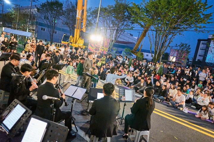 [전주=뉴시스] 지난 11일부터 13일까지 전북 전주시 팔복동 산업단지에서 펼쳐진 전주예술난장에서 거리 공연이 진행되고 있다. (사진=전주문화재단 제공) 2024.10.16. photo@newsis.com *재판매 및 DB 금지