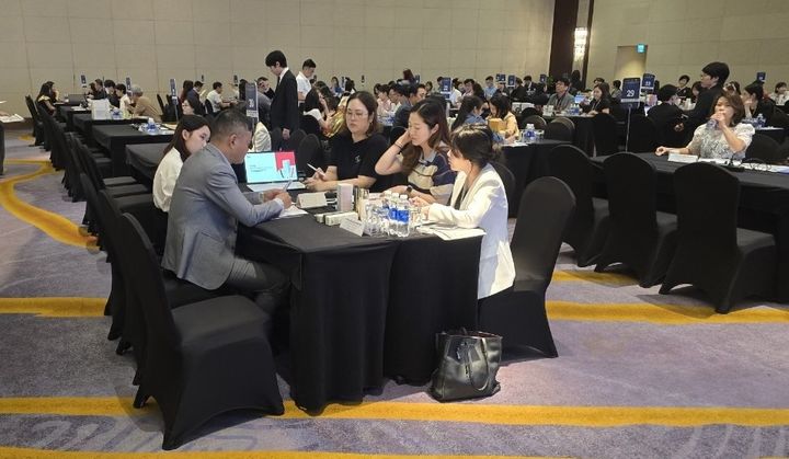 [홍성=뉴시스] 충남도 베트남 비즈니스 매칭데이에 참가한 도내 기업들의 바이어 상담 모습.&nbsp; *재판매 및 DB 금지