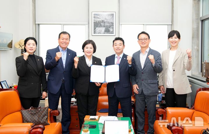 [전주=뉴시스] 전북자치도의회 예산결산특별위원회 김성수 위원장(오른쪽 두 번째) 등은 16일 국회를 찾아 박정 예산결산특별위원회 위원장을 만나, 지방자치단체의 재정 위기를 설명하고 지방교부세 등 지연에 대해 우려와 함께 이를 즉시 해결할 것을 촉구하는 건의안을 전달했다. 2024.10.16 *재판매 및 DB 금지