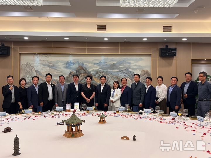 [포항=뉴시스] 송종욱 기자 = 경북 포항시가 자매도시인 중국 장가항시 '장강문화축제'에 사절단 파견해 우호 협력을 강화했다. 사진은 지난 14일 포항시 사절단이 장가항시 주관으로 국제무역호텔에서 열린 환영 만찬에서 기념 촬영 모습. (사진=포항시 제공) 2024.10.16. photo@newsis.com